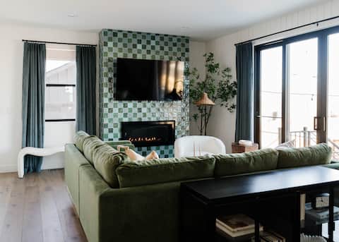 Successful Airbnb property: Luxury 5BR - Hot Tub - Game Garage - Mini Golf in Berkley