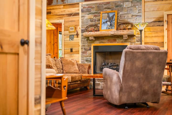 Bear's Den Natalie's Log Cabin - Nashville, IN