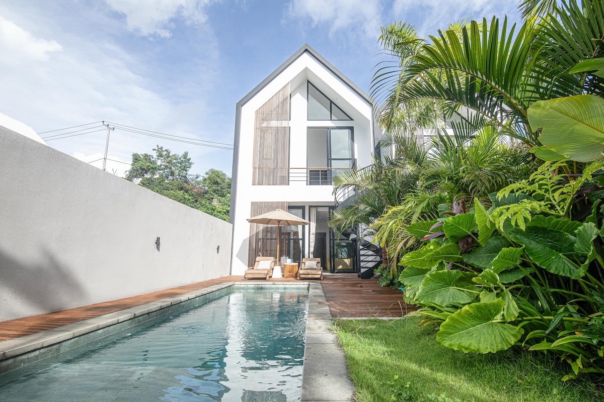Villa in South Kuta · 2 bedrooms · 2 beds · 2.5 private baths, Airbnb comparable