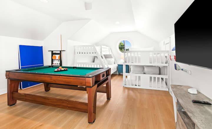 卧室6（顶楼）：2张上下铺床（双床和双床），2张双人床和1张单人床，带卫生间、游戏室、小厨房和私人阳台