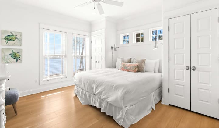 卧室5（二楼）：加大双人床、智能电视、套内卫生间