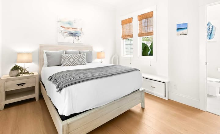 Chumba cha kulala cha 1 (Ghorofa Kuu): Kitanda cha King, Smart Tv na bafu la ndani (bomba la mvua)