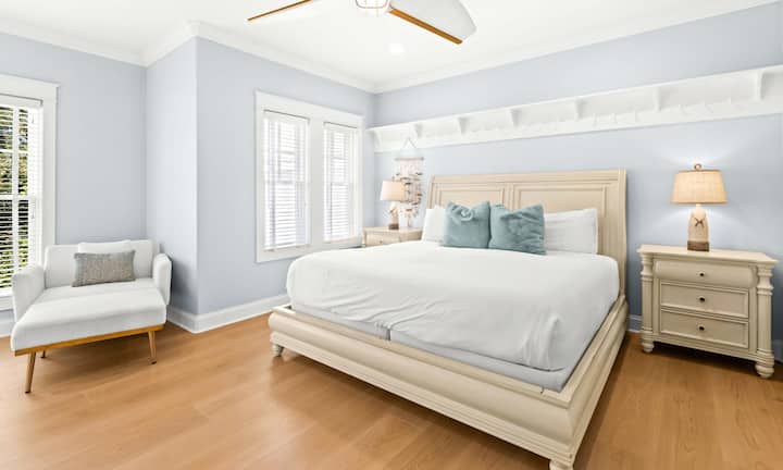 Chumba cha kulala cha 3 (Ghorofa ya Pili): Kitanda cha King na ufikiaji wa bafu la Jack na Jill