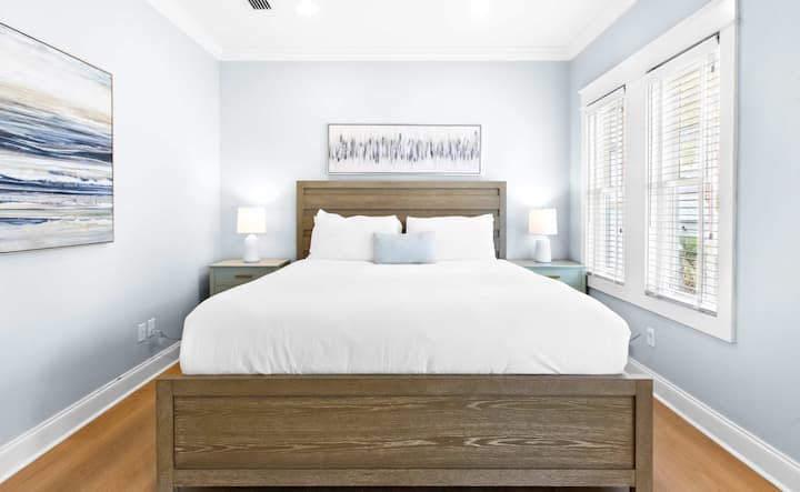 Chumba cha kulala cha 4 (Ghorofa ya Pili): Kitanda cha King, Smart TV na ufikiaji wa bafu la Jack na Jill na sehemu mahususi ya kufanyia kazi