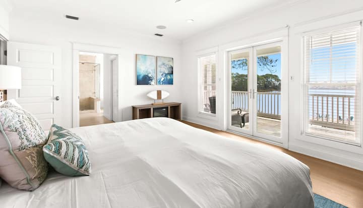 Chumba cha kulala cha 2 (Ghorofa ya Pili): Chumba cha kulala cha Mkuu, Smart Tv, kitanda cha King na bafu la ndani, bomba la mvua la kuingia + beseni, kabati la kujipamba la mtu mmoja