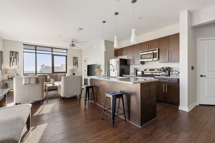 Luxurious Downtown Corner Views 2 bed 2bath 61 gallery image 3