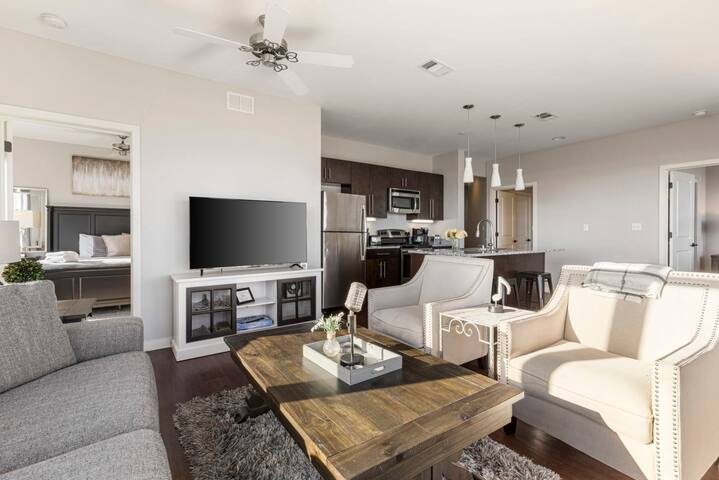 Luxurious Downtown Corner Views 2 bed 2bath 61 gallery image 5