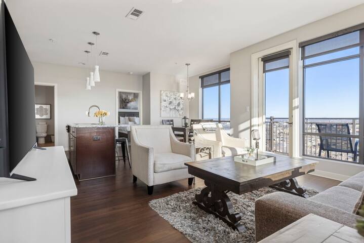 Luxurious Downtown Corner Views 2 bed 2bath 61 gallery image 4