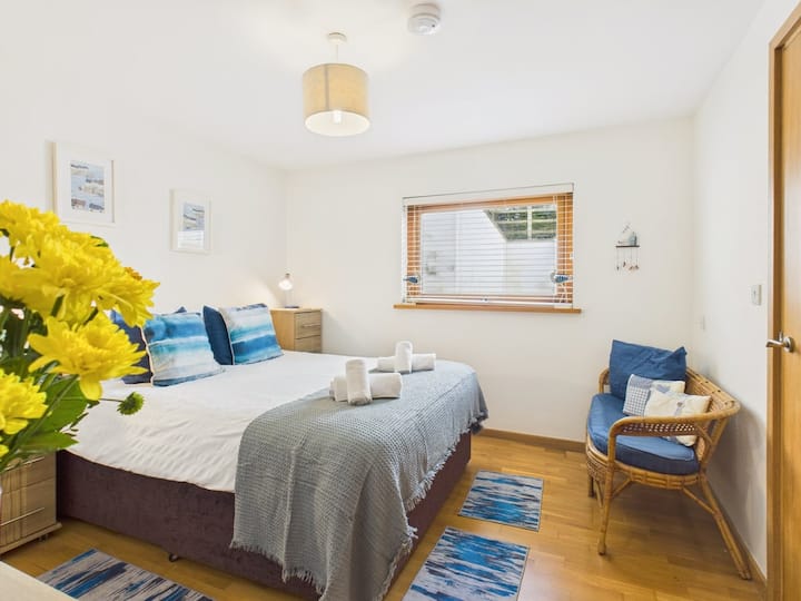 Coastal 2-bed Apartment With Parking At Maenporth - ファルマス