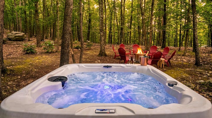Cozy Forest Retreat W/ Hot Tub, Sauna, Pool - Stroudsburg