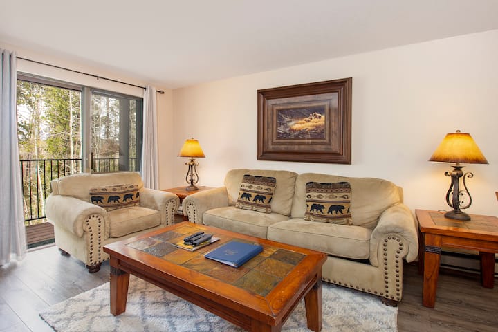 תוכלו להירגע בסלון הנעים שלכם עם קסם כפרי, להשלים עם מקומות ישיבה נוחים ונופים של יער שליו מהמרפסת הפרטית שלכם.