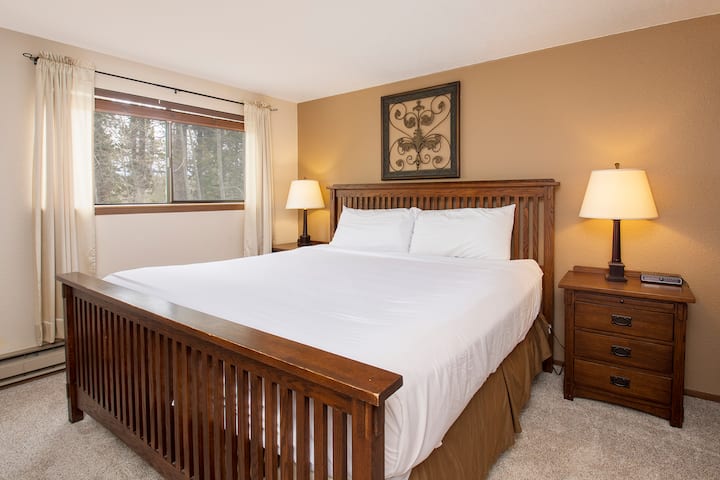 לשקוע במצעים לבנים ומצוחצחים ולהתעורר עם נוף ליער דרך חלון חדר השינה, שבו גווני עץ חמים יוצרים את המפלט המושלם.