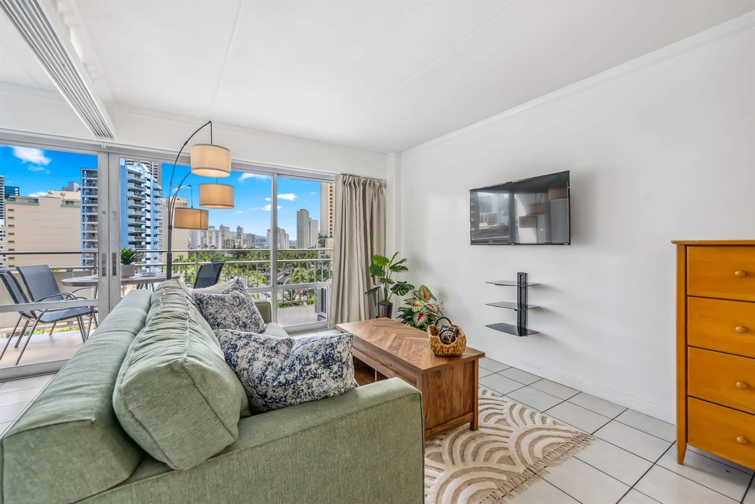 Condo in Honolulu · ★5.0 · 1 bedroom · 2 beds · 1 bath - Image 2