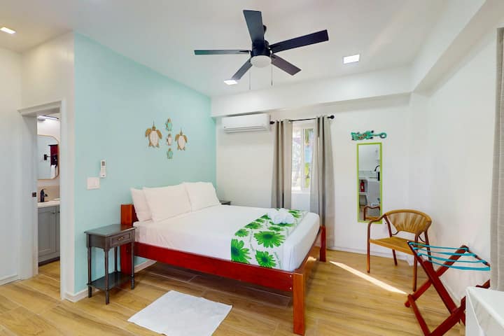 Studio cabana with bikes, BBQ & beach access in Belize