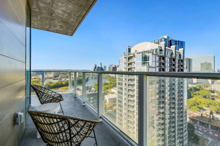 Luxury High-Rise 2BR on the 21st Floor | Rainey St