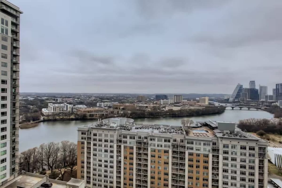 Luxury High-Rise 2BR on the 21st Floor | Rainey St