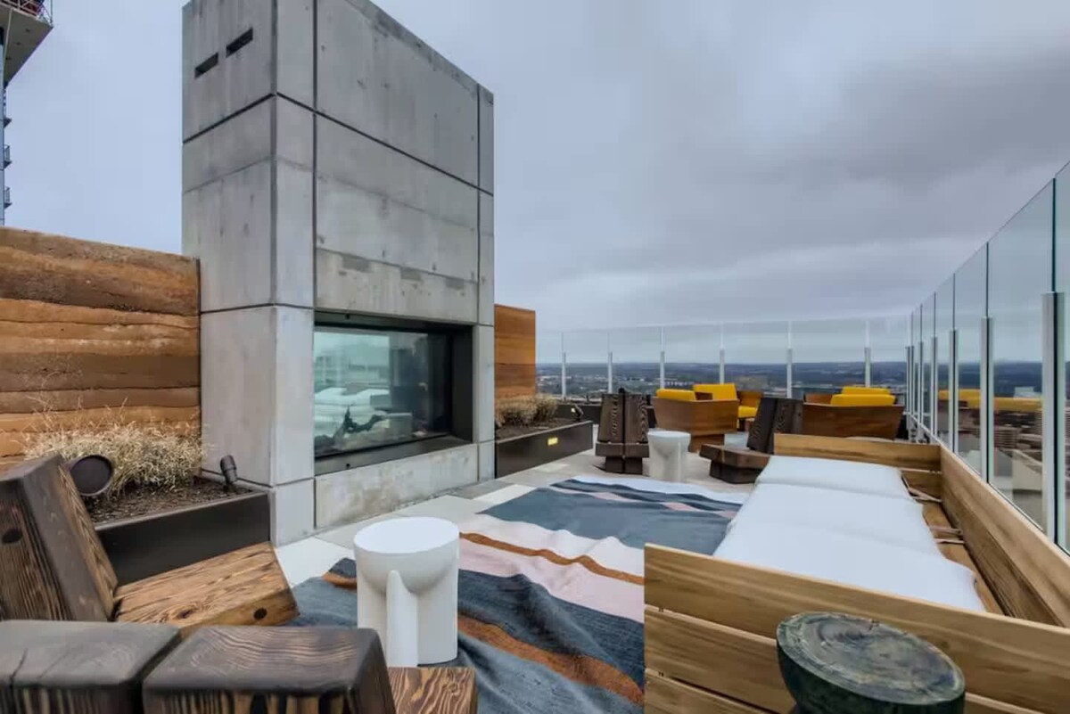 Luxury High-Rise 2BR on the 21st Floor | Rainey St