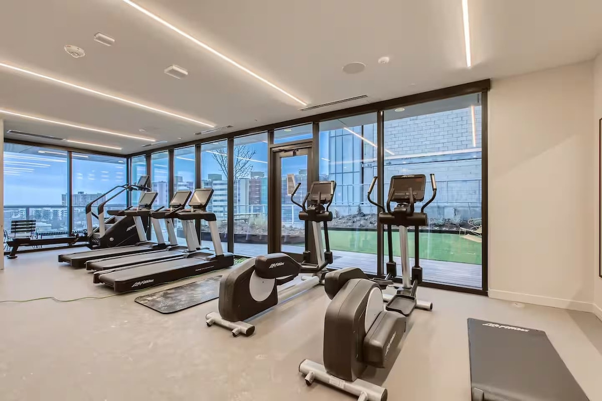 Luxury High-Rise 2BR on the 21st Floor | Rainey St