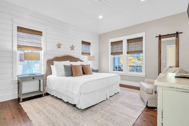 Spalnica št. 2 ima zakonsko posteljo z lastno kopalnico in pametno televizijo