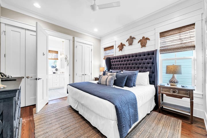 Spalnica št. 1 ima zakonsko posteljo z lastno kopalnico in pametnim televizorjem