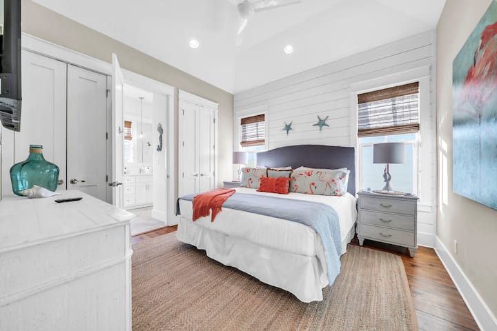 Spalnica št. 3 ima zakonsko posteljo z lastno kopalnico in pametnim televizorjem