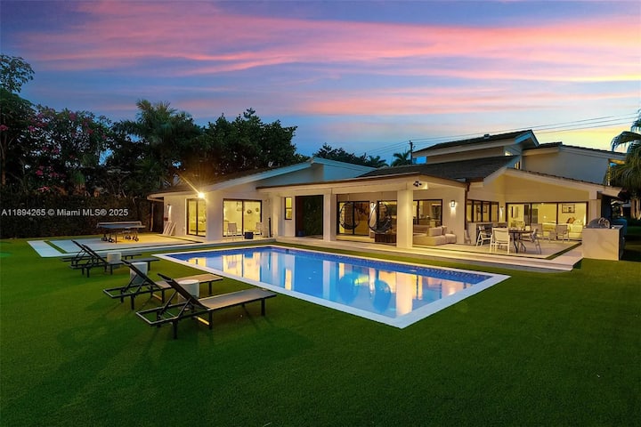 Waterfront Villa With Private Dock - Aventura, FL
