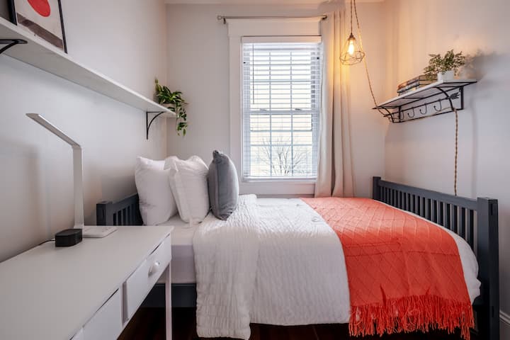 Du får ett rent, ljust sovrum med smarta detaljer – inbyggda hyllor, ett enkelt skrivbord och en varm accent som ger precis tillräckligt med karaktär utan att tränga in i utrymmet.
