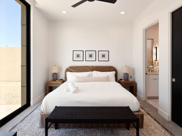 Segundo dormitorio con cama tamaño king, muebles de lujo, vestidor y baño privado.