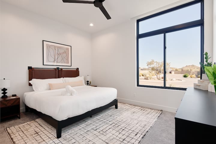 Tercer dormitorio con cama tamaño king, muebles de lujo, tocador, vestidor y baño privado.