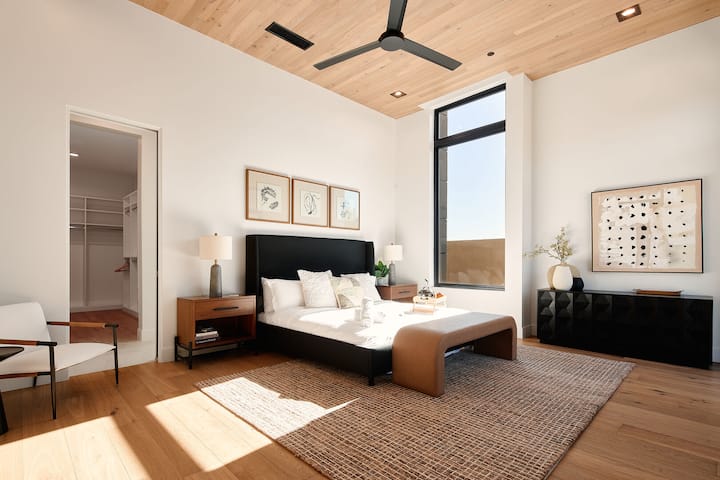 Dormitorio principal con cama tamaño king, muebles de lujo, vestidor, amplio clóset con vestidor y baño privado.