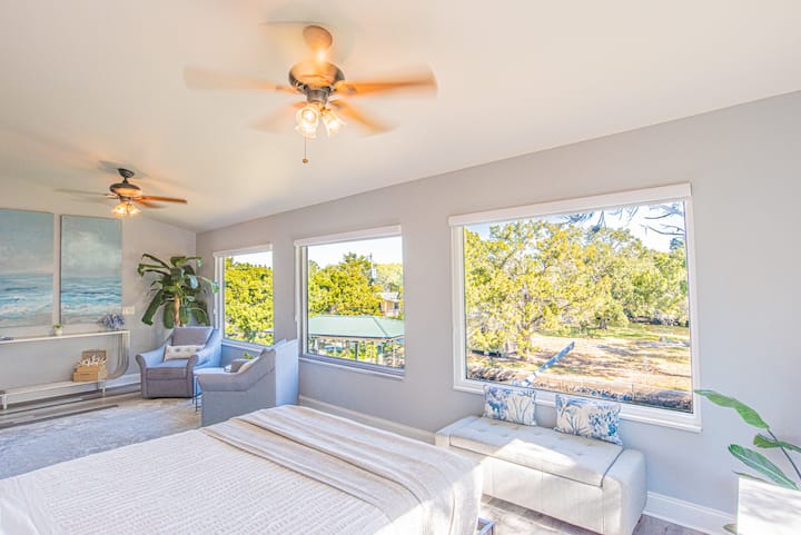Dormitorio de invitados con vistas al amanecer | Cama tamaño queen 