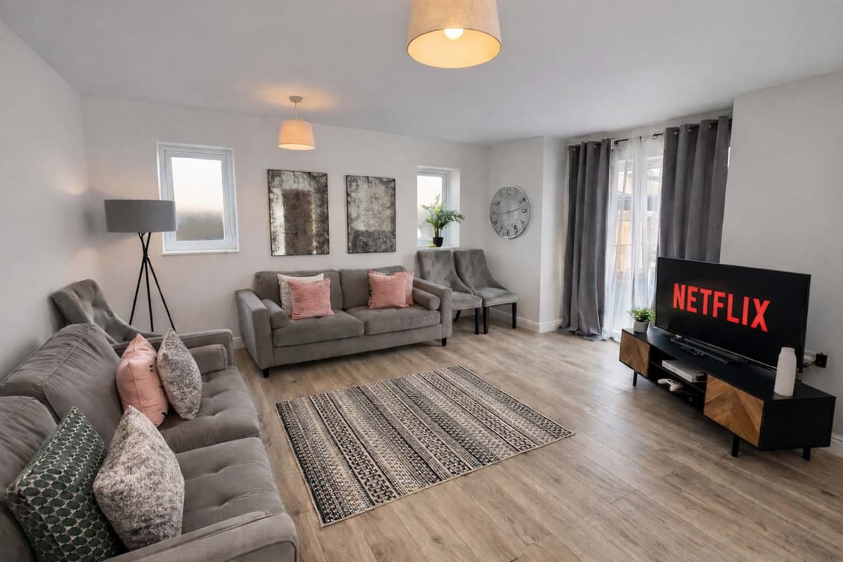 4 Bed | Sleeps 9 | Smart TV | Free Parking | Modern