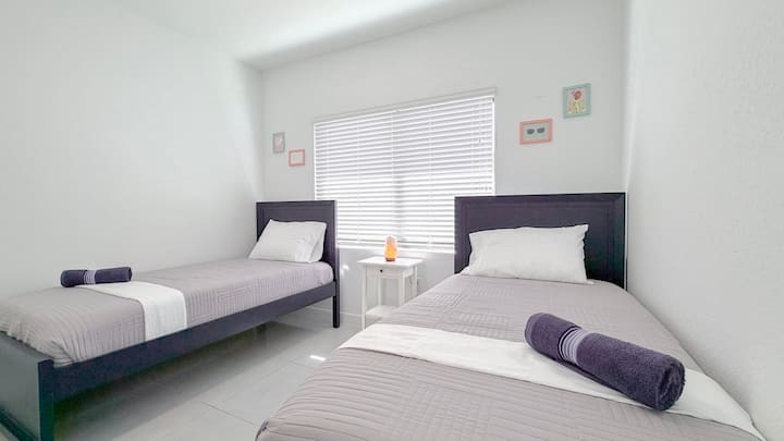 Habitación doble perfecta para niños o amigos: dos camas con sábanas limpias.