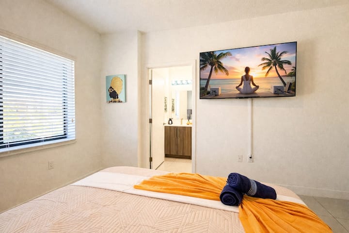Dormitorio con Smart TV: entretenimiento y relajación en todas las habitaciones.