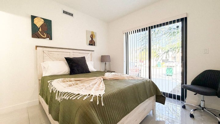 Espacio de dormitorio amplio y luminoso con acabados modernos.