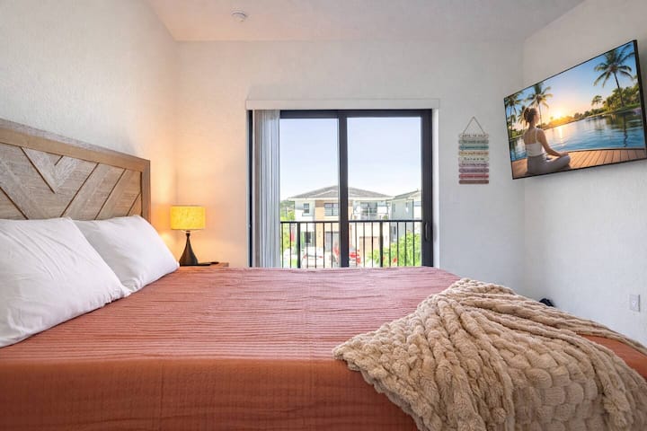 Dormitorio con acceso a balcón privado: despiértate con aire fresco y luz natural.