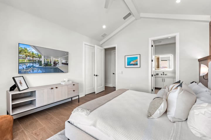 Este dormitorio incluye un baño privado y un televisor montado para mayor comodidad.