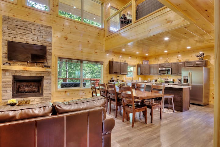 New 5k Suites | Hot Tub | Game Room | Near Gsmnp - Gatlinburg, TN