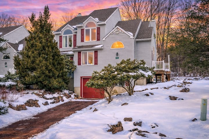 Ski + Lake + Club Access | Cozy Loft • Game Space - Lake Harmony, PA