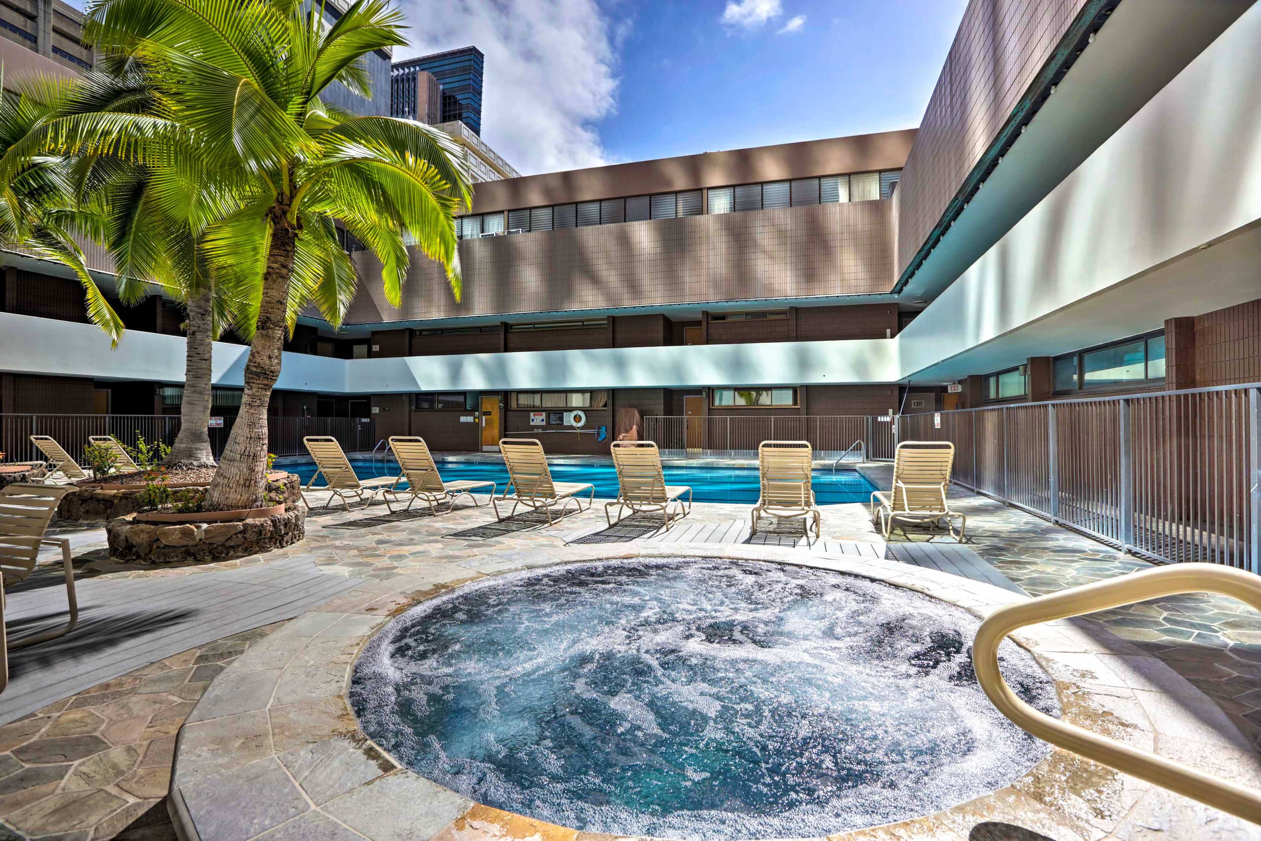 Free Parking Pool Harbor View Access Honolulu Gem! - Image 20