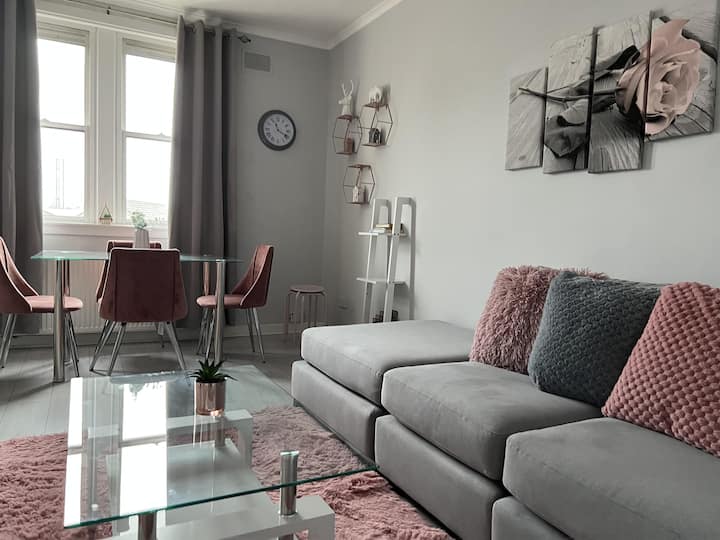 2 Bedroom Flat - Sleeps 4 - Parking - Wifi - Kirkcaldy