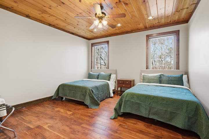 חדר שינה מס' 3. 2 מיטות מלאות. משתמשים בחדרי רחצה אחרים באכסניה 