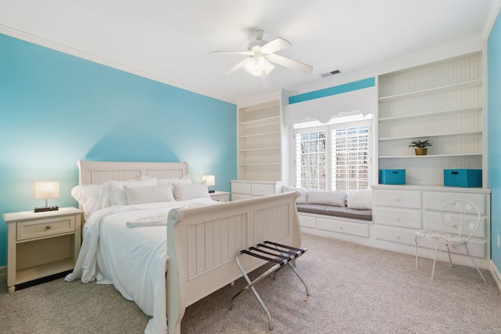 חדר שינה ראשי בקומה העליונה עם מיטת קווין סייז וחדר רחצה צמוד