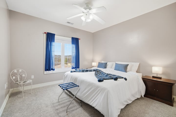 מגורים עיקריים למעלה חדר בז' קינג סייז (יכול להיות 2 מיטות יחיד בתשלום נוסף)