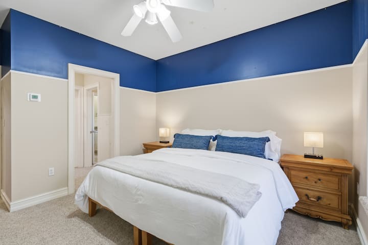 מגורים עיקריים למעלה חדר קינג כחול כהה (יכולות להיות שתי מיטות יחיד בתשלום נוסף)