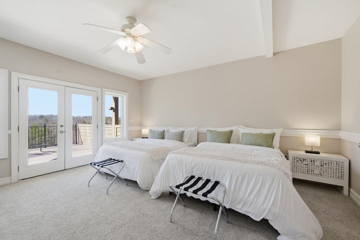 חדר בונוס למקום המגורים הראשי מס' 1
חדר בונוס למעלה עם 2 מיטות קווין סייז
אפשר לחלוק חדר רחצה עם חדרי רחצה צמודים או להשתמש בחדר הרחצה במסדרון בקומה התחתונה