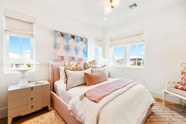 Probudite se u ovoj spokojnoj spavaćoj sobi u kojoj meka posteljina i primorska umjetnost stvaraju savršeno jutarnje utočište.