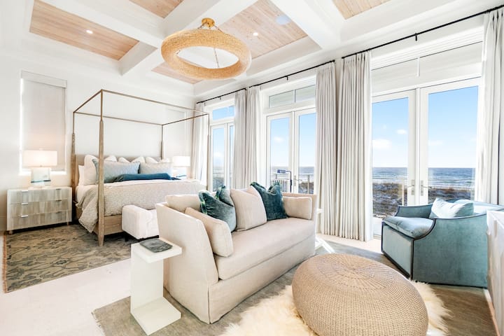 Probudite se uz talase zaliva u ovom elegantnom apartmanu s krevetom s baldahinom, udobnim garniturom za sjedenje i prozorima od poda do plafona koji pružaju beskrajni pogled na more.