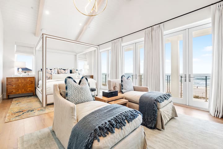 Opustite se u elegantnom master apartmanu sa luksuznim krevetom sa baldahinom i udobnim prostorom za sedenje sa pogledom na zaliv.