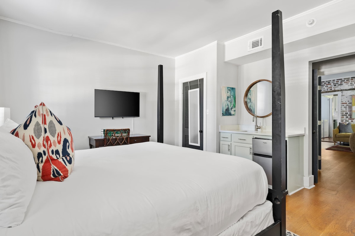 Dormitorio 1: cama tamaño king + TV + cocina pequeña.